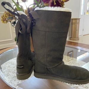 Popular Koolaburra by UGG—gray, shearling lined boots, comfy for all climates